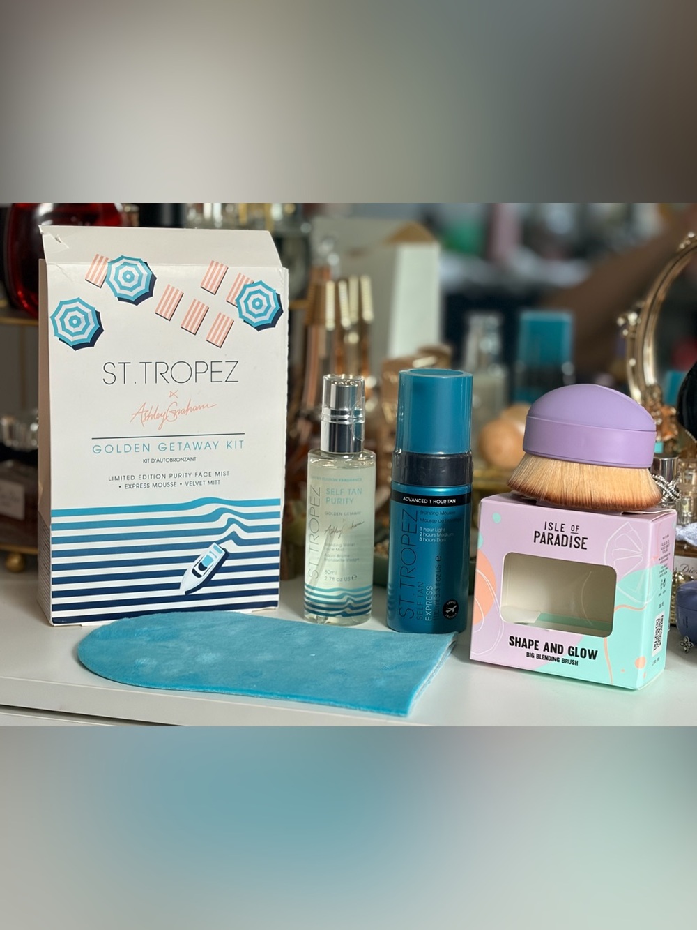 St. Tropez Ashley Graham Golden Getaway Kit & Isle of Paradise Blending Brush